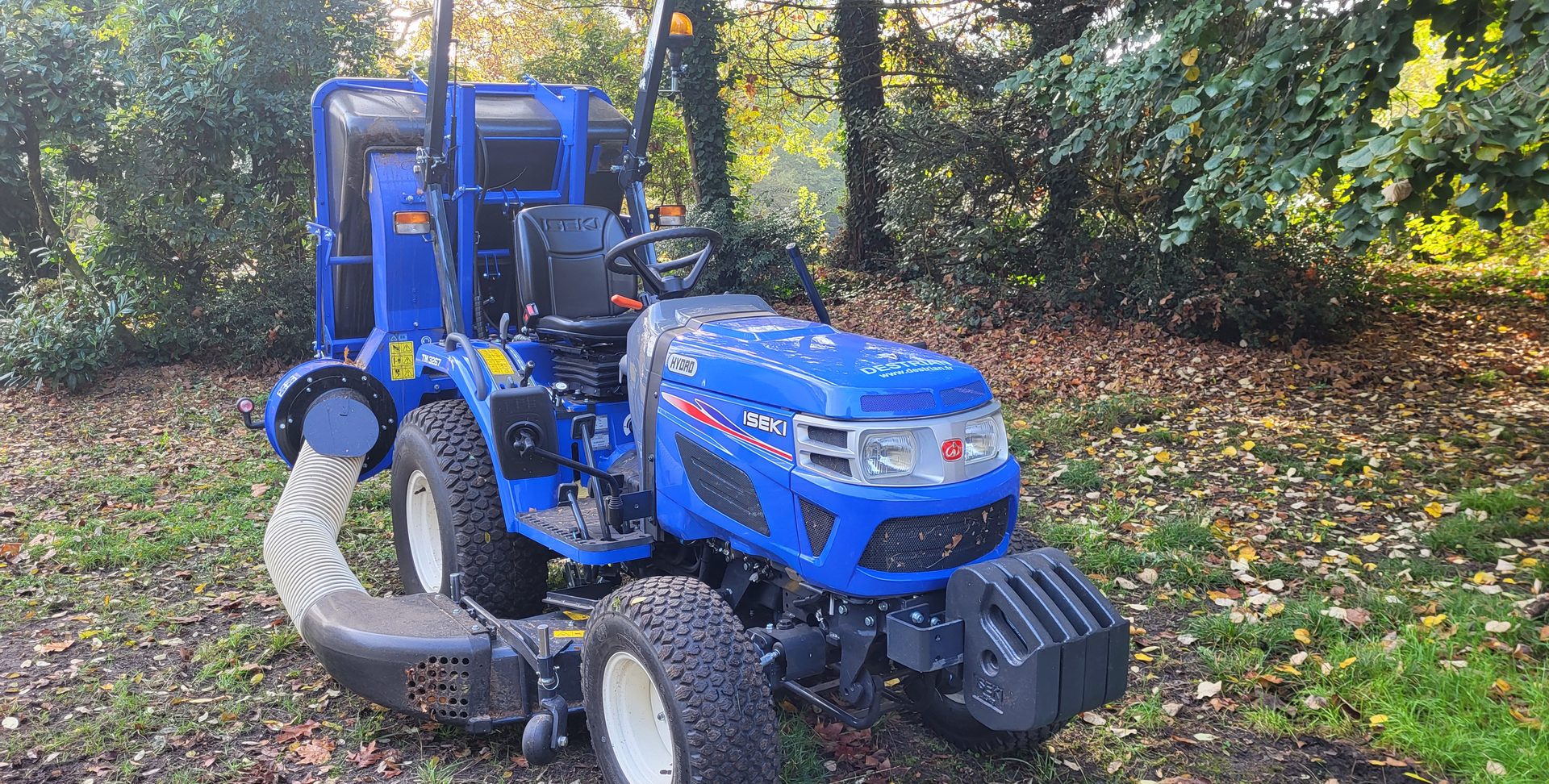 Micro-tracteur équipé d’un aspirateur à feuilles