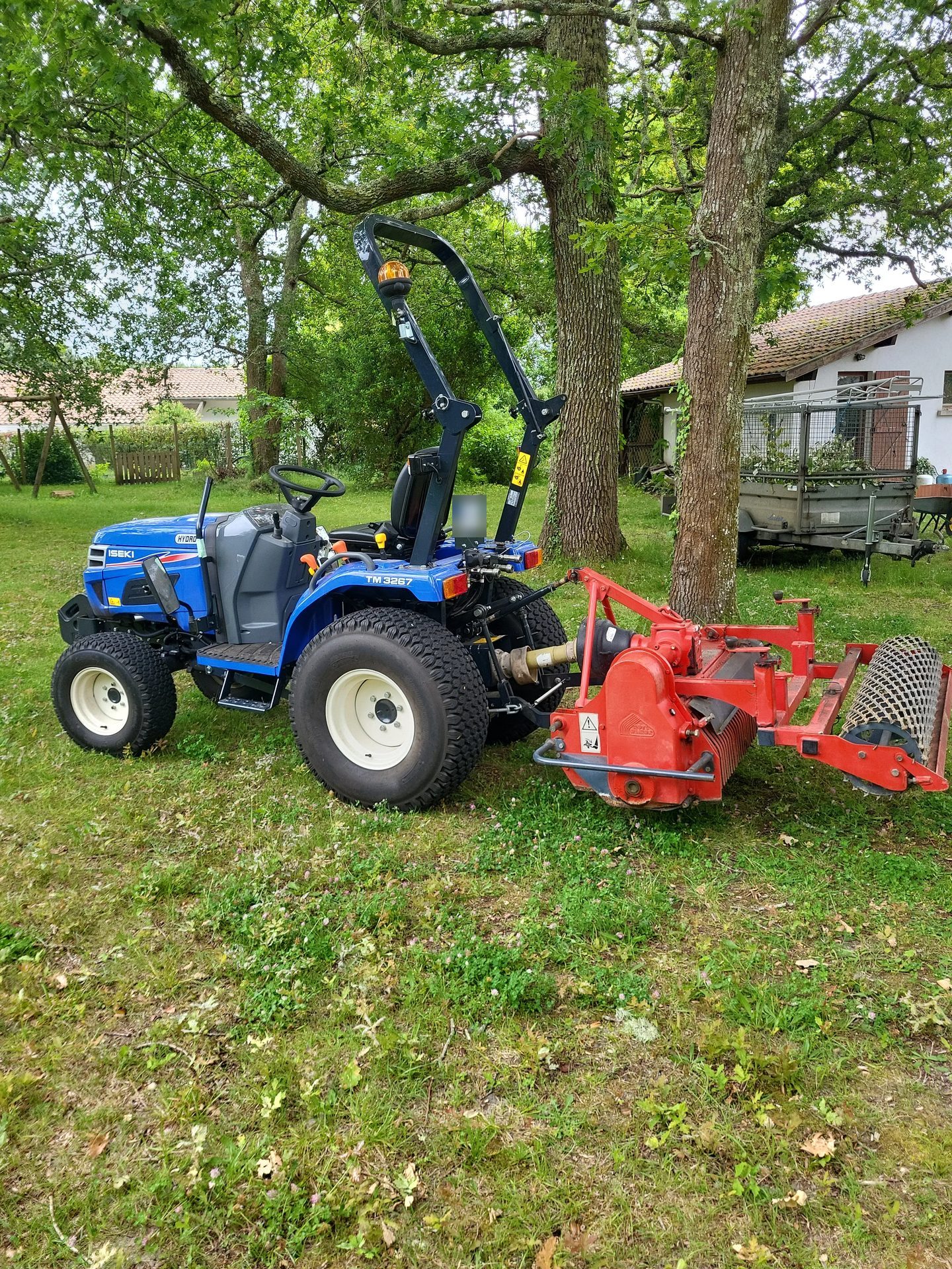 Micro-tracteur équipé d’un rotobêche et d’un rouleau pour préparer le sol